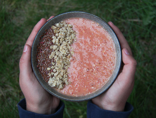 Fruchtige Smoothiebowl mit Crunchy Topping