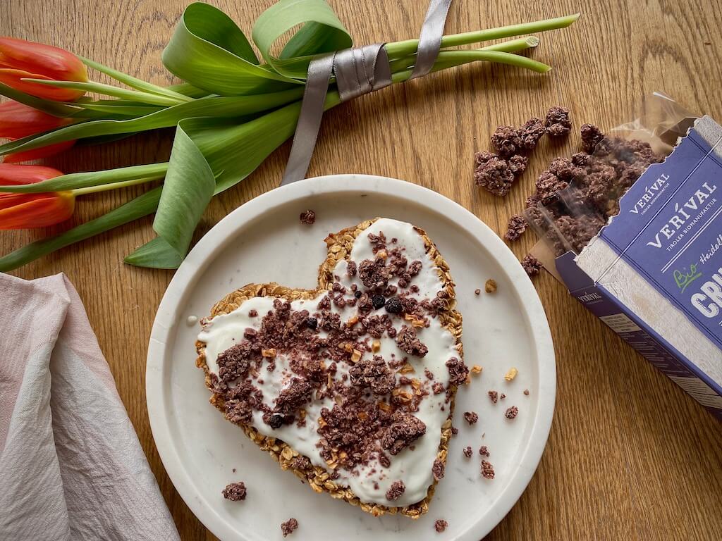 Rezept Frühstücksherz aus Haferflocken mit Heidelbeer-Apfel Crunchy