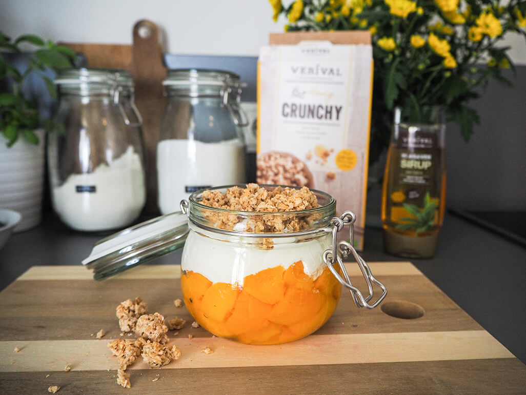 Rezept: Warmer Pfirsich mit Joghurt und Crunchy